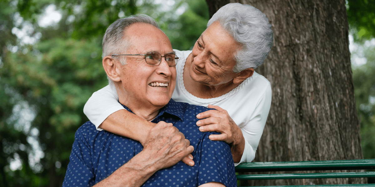 [Imagen de una pareja de adultos mayores disfrutando su retiro]